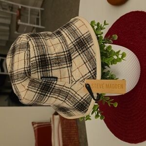 NWT Steve Madden Plaid Reversible Bucket Hat